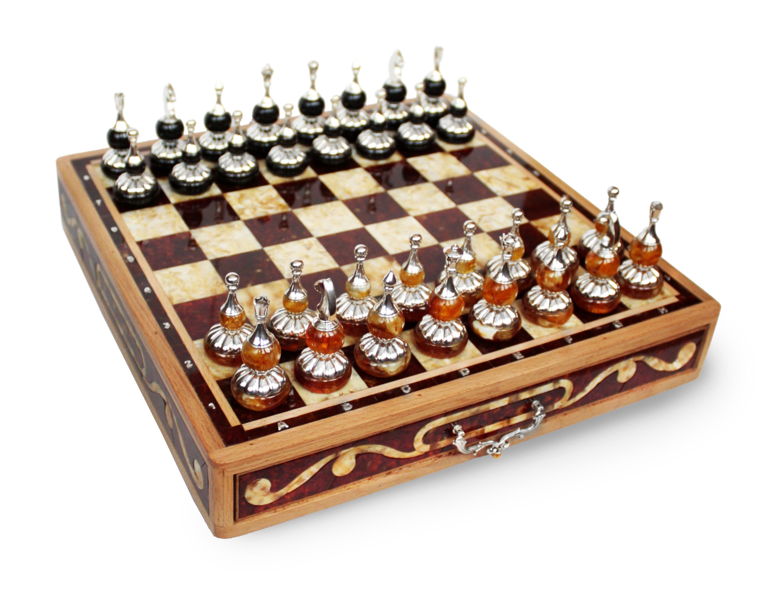Шахматы из янтаря и белой бронзы
