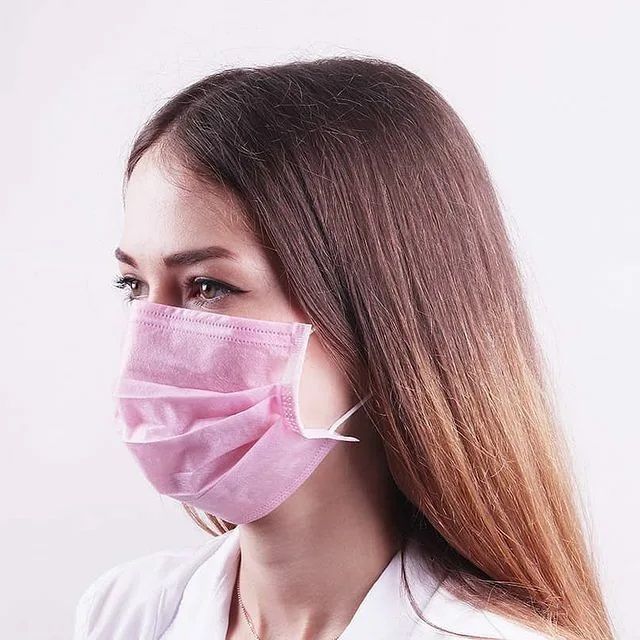 Розовая медицинская маска трехслойная